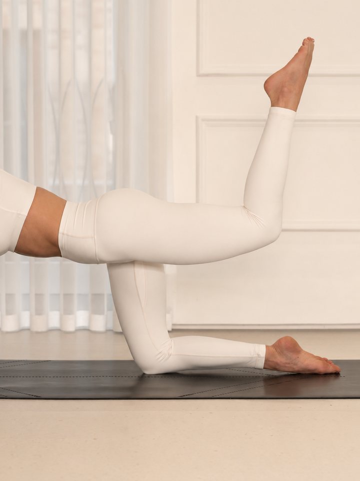 Pilates au sol, jambes levées sur le tapis