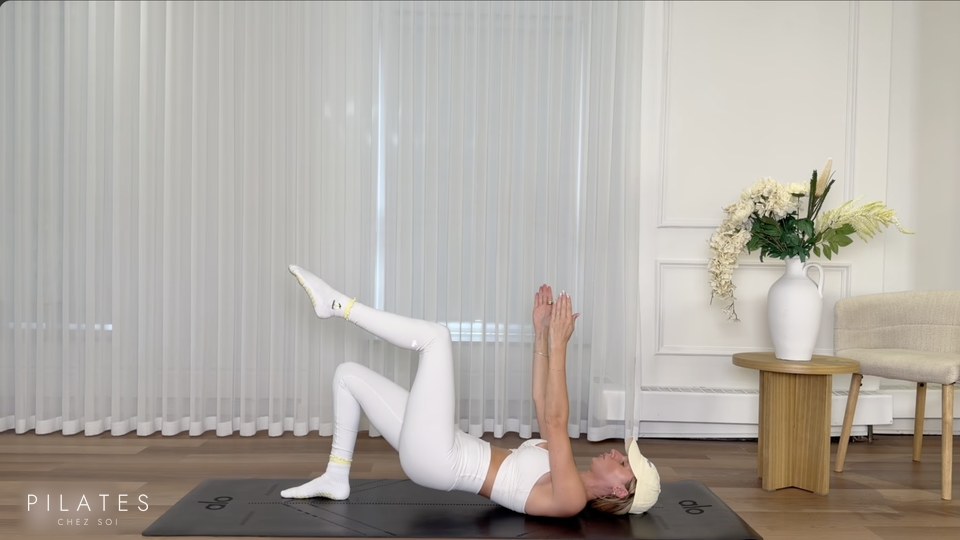 Image d'une routine Pilates abdos et fessiers, sans équipement, sur la chaîne YouTube